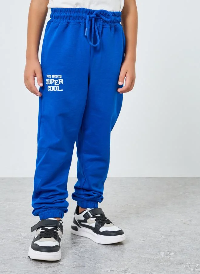 ستايلي جوغر بحواف مكبلة وطبعة كتابة